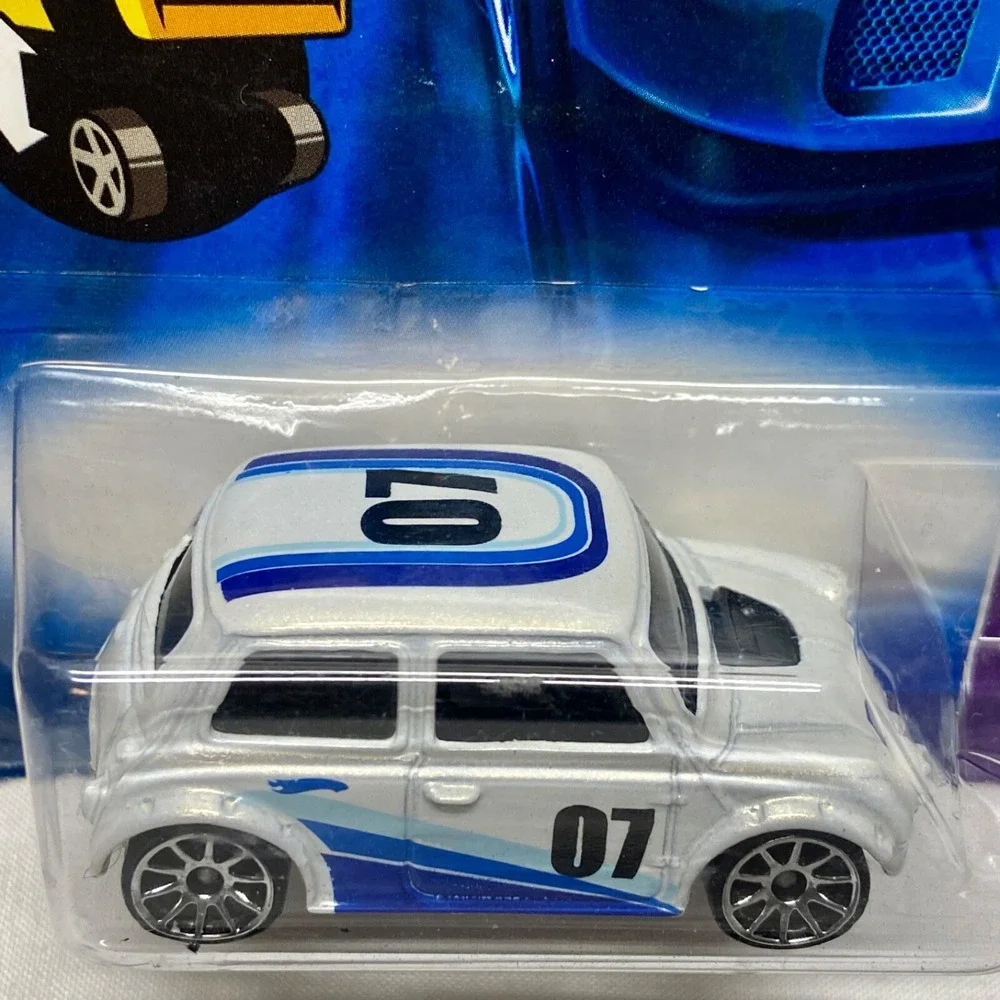 Hot Wheels Mini Morris Pop-Offs 01 of 04 Die-cast 1:64 Model Car Vintage 2006